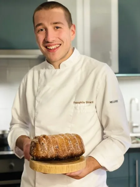 Image de Théophile avec un Langhopf en main, spécialité alsacienne